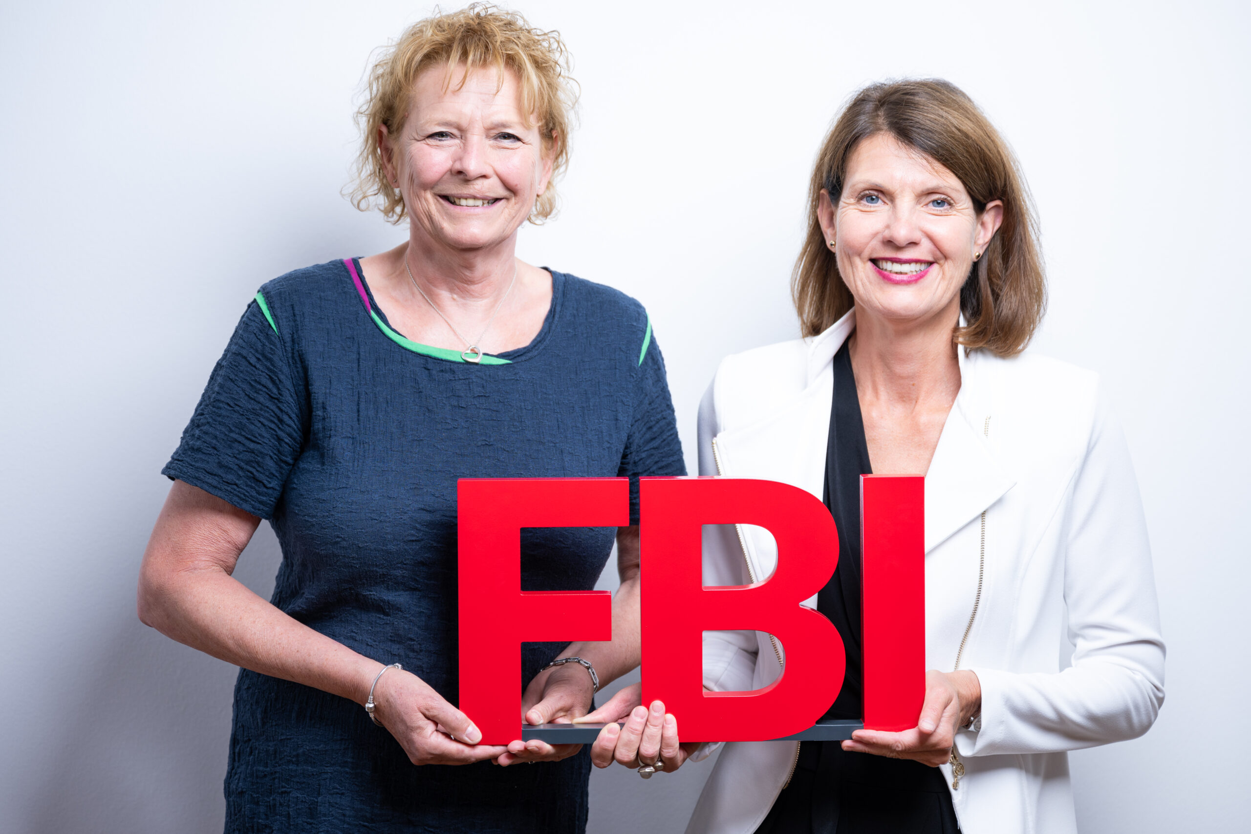 Regina Müller übergibt Katharina Sigl FBI Logo